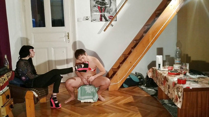 Beth Kinky: Žalostný otrok slouží své paní botám a chodidlům