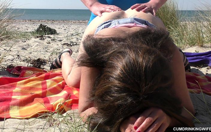 Cumdrinking Wife: Ošukaná více než 10 náhodnými muži na veřejné pláži