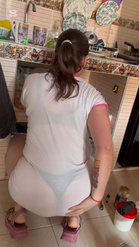 Je Kunt Alles Zien in Pyjama's Gekookt in Een String En Beha Eronder