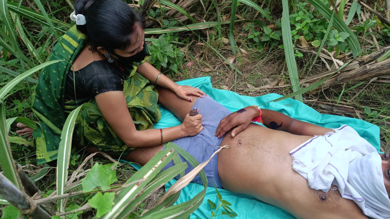Asha Devi: Une bhabhi indienne desi se fait baiser dans la jungle