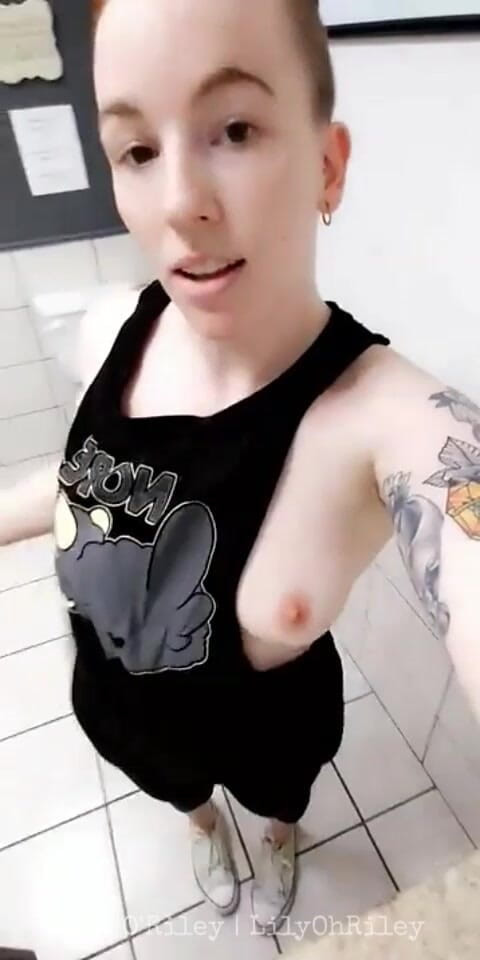 Lily O'Riley: Pelirroja sexy se desnuda después del entrenamiento y se corre...