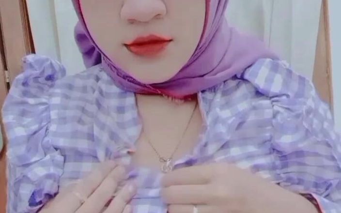 Shine-X: 그녀의 가슴을 짜내고 자위하는 쿠알라룸푸르 여자의 바이러스 성 보라색 히잡