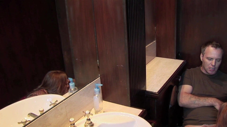 Kinky Toilet Girls: 하드코어 보지로 변하는 잠긴 화장실