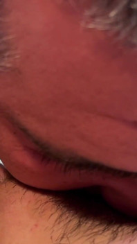 Close-up poesje beffen totdat ik in zijn mond spuit