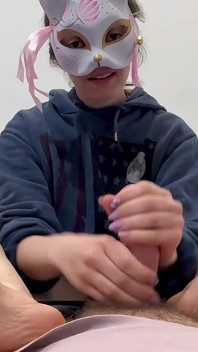 Ich Gebe Ihm Einen Handjob, Während Ich Meine Schönen Kleinen Füße Vorführt