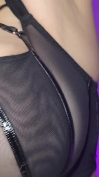 Este într-adevăr prima dată: vedere la persoana 1 cu dop anal și futai cu vibrator legat de iubita ta