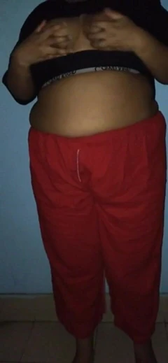 Mostra al capo in ufficio che preme le bobe per ottenere una promozione