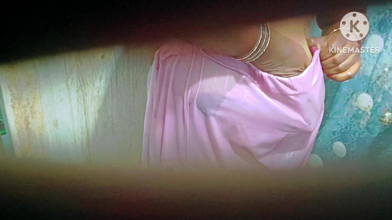 Sweethoneybgl: विशाल स्तन वाली लड़की नहा रही है और अपने सौतेले भाई को बहका रही है जब उसे पता चला कि वह उसे झांक रहा है