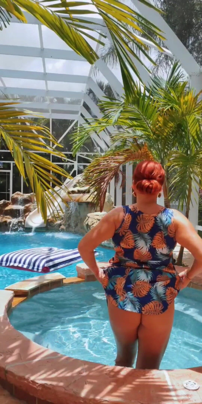 Annabelle Rogers: Dnes jsem plavala nahá v mém bazénu. Co jsi dělal?