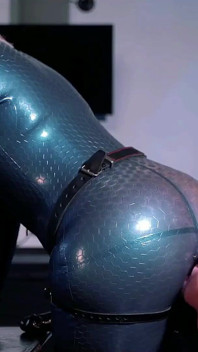 Lesbijki strap-on ssają lateksowe gumy fetysz wideo