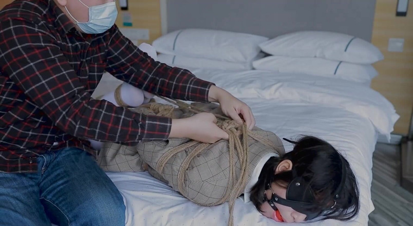 Aisan girl bondage: Hui09 - a White-stockinged Jk Girl Is Bound to the Bed...