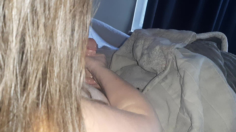 Silky Johnson: Handjob While Playing in Bed