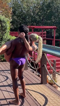 Topless lift and carry avec Paris Love et Andi Vicious