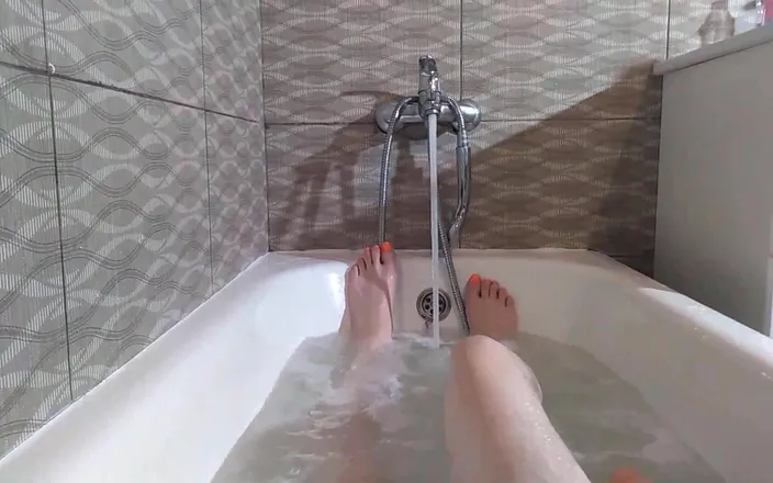 GinnaGg: Nadýchaný Bush se vykoupe a obdivuje chlupaté nohy footfetish Ginnagg