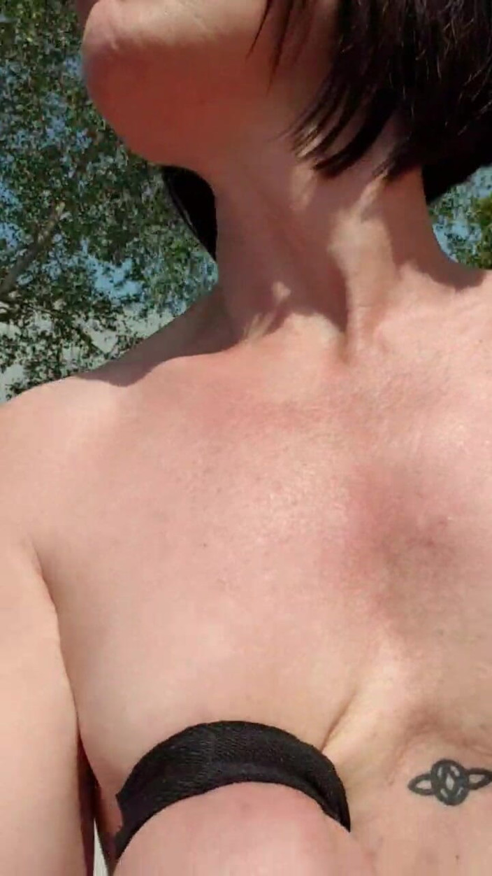 JulieEroticDress: Dışarıda çıplak koşu ve squirt