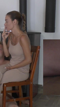 Älskarinnor Olgas och Natasas cigarett paus bilder i bilder