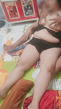 Hanba, žena je osamělá. Zvaní cizince do svého domu