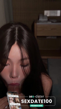 穿着黑色内衣的亚洲女孩被内射并被精液覆盖