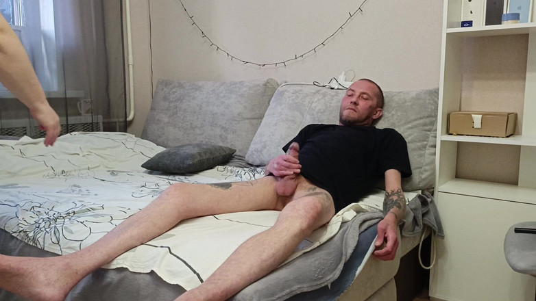 Zona901: Pekerjaan tanganku berujung nyepong kontol ibu tiriku sampai telan sperma...