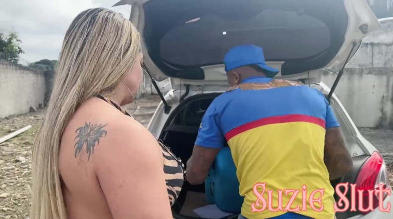 Suzie Hard Anal: Suzie Slut saiu para comprar gasolina, vestindo apenas um vestido...