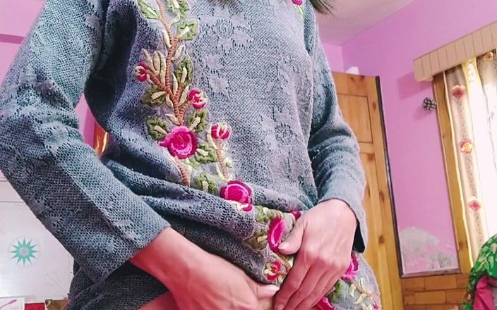 Bolly Karma: Gagică bună fierbinte cu abilități de muie frumoasă și pizdă păroasă