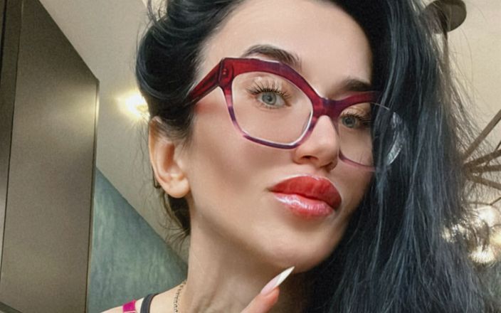 Julia domaina: 긴 손톱, 프랑스 매니큐어와 침을 뱉고 핸잡