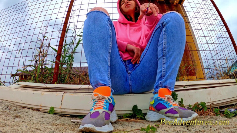 Pee Adventures: Pissing trough her jeans outdoor