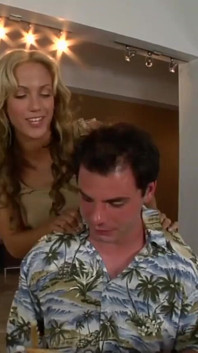 Una sensazionale teen bionda viene scopata da dietro