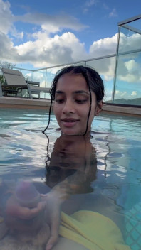Busty India Gibt Im Hotelpool Einen Fantastischen Blowjob Auf Das Glas Von Allen - Yasmina Khan