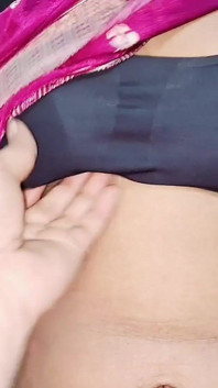 Pareja india con sexy tetas en sari y mamada con masaje