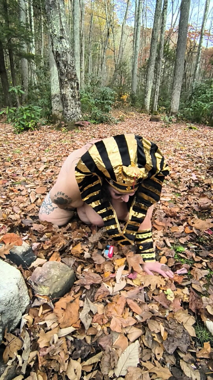 HerculesnVENUS: ¿Qué hace esta puta con esas hojas? de rodillas?