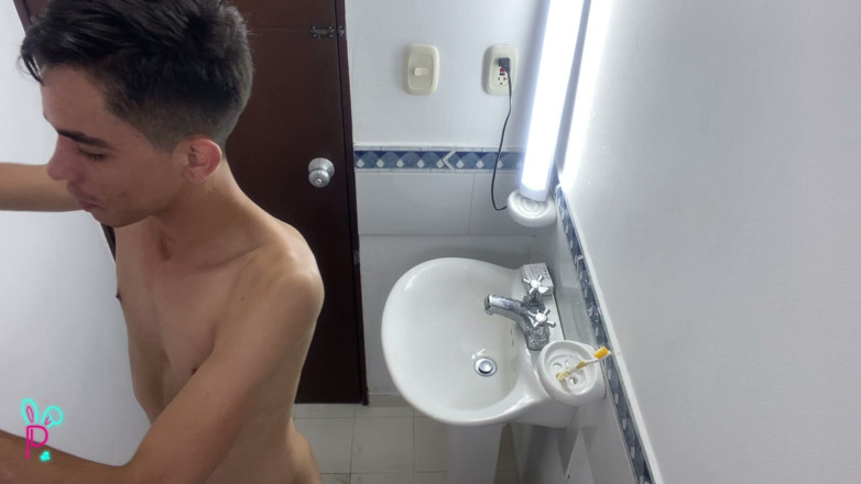 Isak pervert: Huge Hairy Cock of 22cm Well Shaved After the Shower