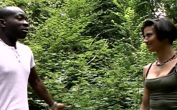 Filles Francaises: Atletisk fransk brud njuter av anal trekant i skogen