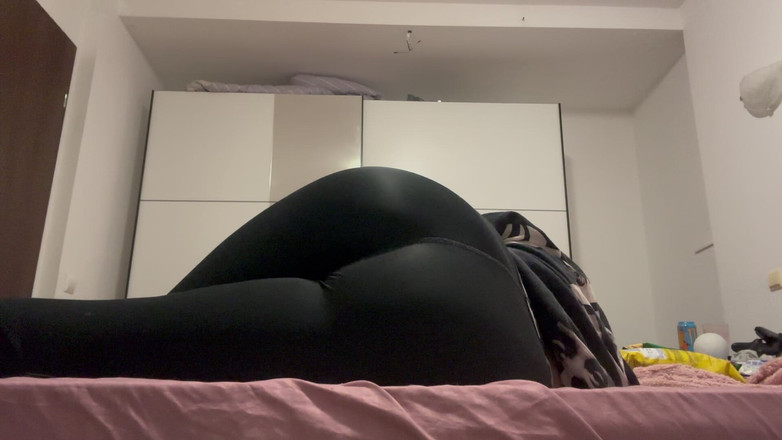 NipsAndStrips: Muffled, stinkende furze in schwarzen engen leggings