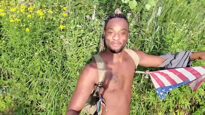 Kennie Jai: Kennie Jai loopt in het park bij de rivier cumpletely...