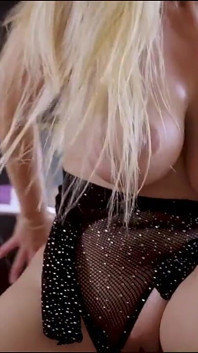 La matrigna arrapata usa il suo splendido corpo per sedurre il suo vero figliastro