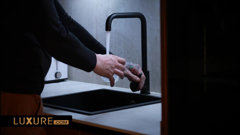 Luxure: 무언의 긴장