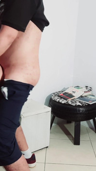 Anh ta đưa con cặc của mình ra ngoài ở lễ tân và có một tay.