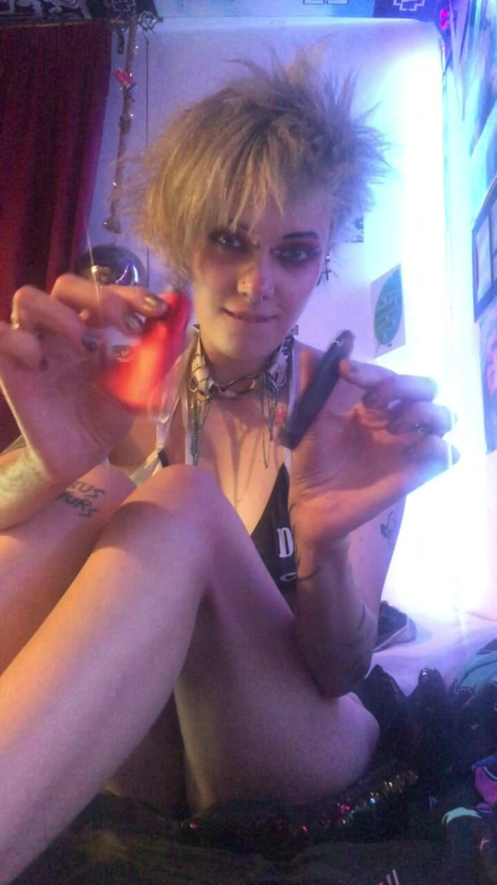 Glitterqueen1999: Tossindo fetiche de tosse enquanto o Vaping está nu