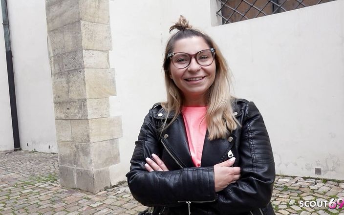 German Scout: German Scout - vnadná studentka Vivienne vyzvedá a šuká na pouličním castingu