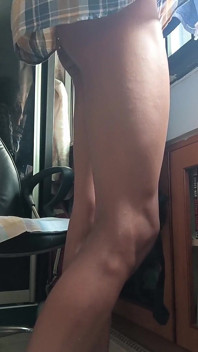Pov: Tầng sub nhìn chằm chằm lên chân của tôi
