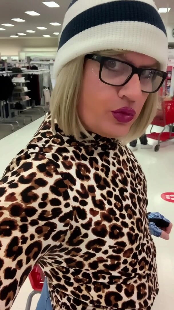 CindieLove: Çılgın sevimli trans, seksi götlü kot pantolon hedefte, güzel gülümseme...