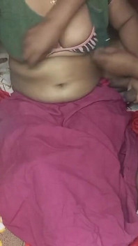 Indische schöne bhabhi hat romantik mit ihrem ehemann.