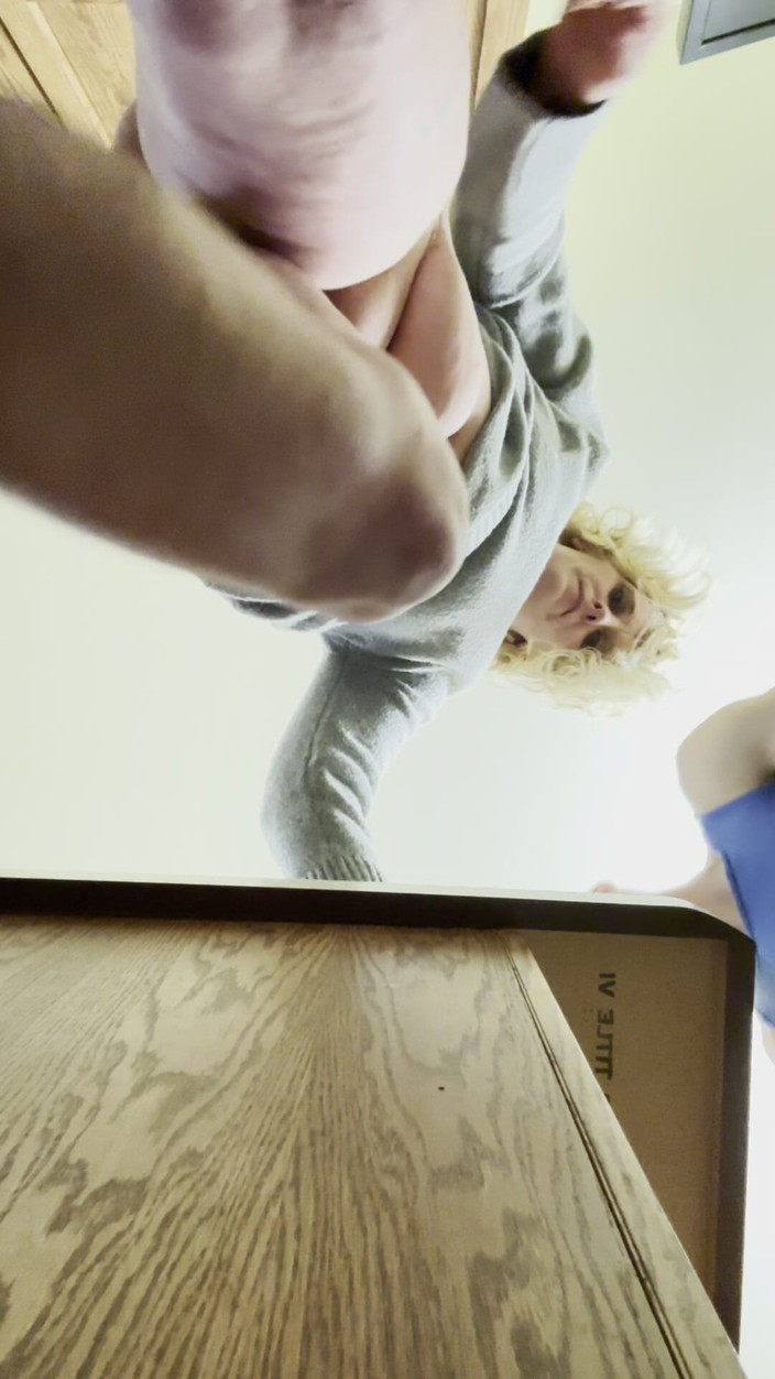 Alpha stud 4 u: Zie de camera omhoog kijken bij haar kruis met jurk...