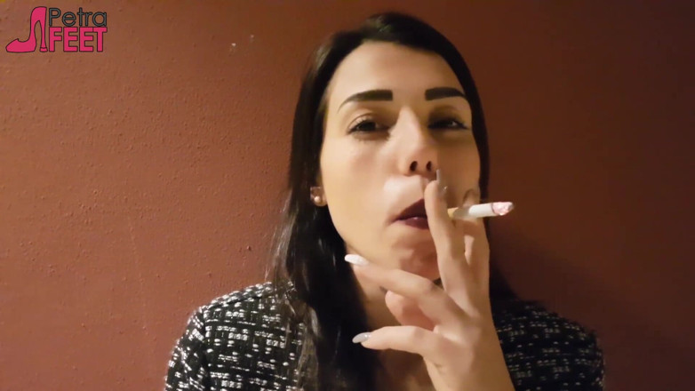 Smokin Fetish: Fabulosa morena le gusta fumar al aire libre