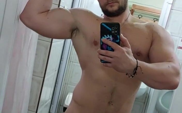 Michael Ragnar: Flexion musculaire, vidéos supplémentaires nues dans une salle de sport,...