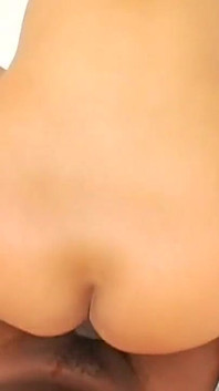 Simone Styl s havraními vlasy hluboko uvnitř s Lexingtonem