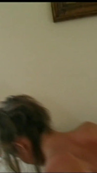 Une pute dans un gangbang prend cinq bites à la fois