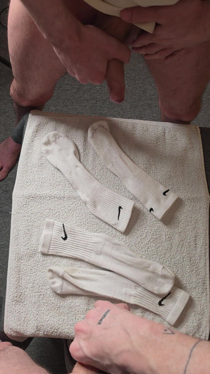 Twotwinkhusbands: Beställd: 2x par begagnade spermablöt vita Nike-strumpor