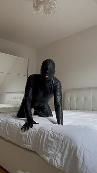 Schwarze Gummipuppe sissy